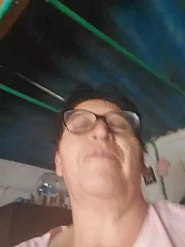 Clarita_01 - Mostrar pies y coño