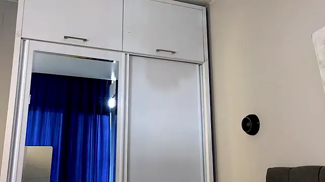 LauraLowe - shake ass and slap