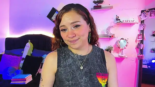 Alisson_zafiro_ - shows her butt very close up