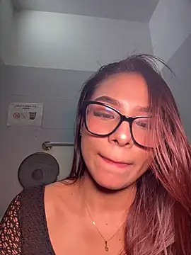 Amira_cute2 - 10 squats with leggings pulled down