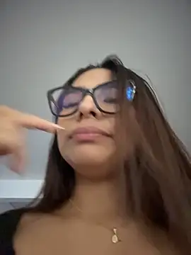 Amira_cute2 - 10 squats with leggings pulled down