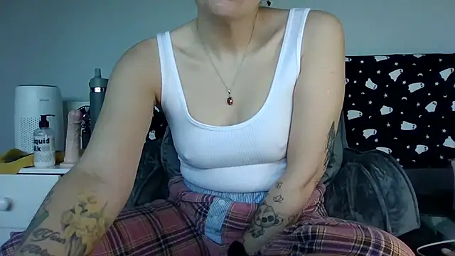 IzzysLittleSecret - Trousers off!!