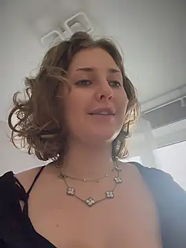KellyKeler - Show my perfect TITS and squeeze🍓🍓