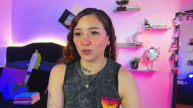 Alisson_zafiro_ - shows her butt very close up