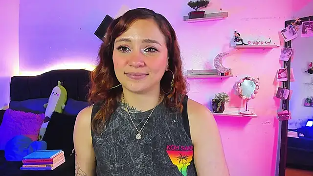 Alisson_zafiro_ - shows her butt very close up