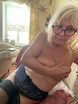 HotGrandma70 - 💋Brüste zusammen drücken