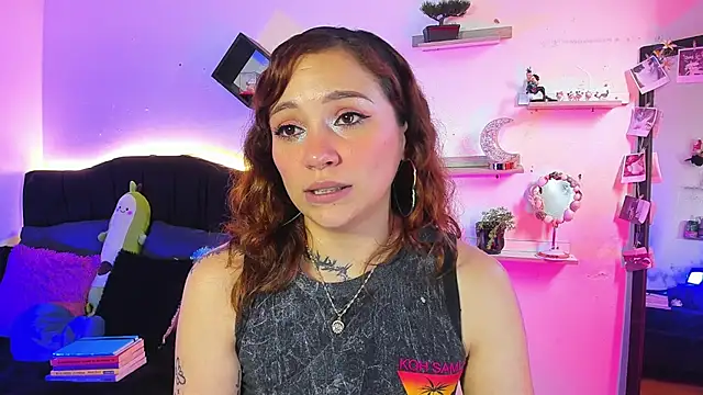 Alisson_zafiro_ - shows her butt very close up