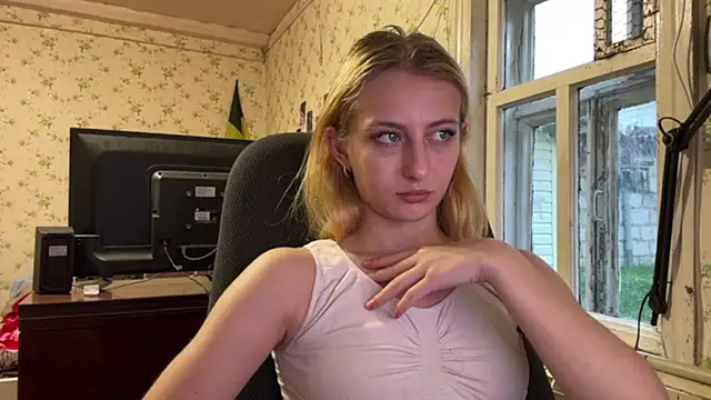 Lisaloveflower - Show off the lower part of boobs🤭