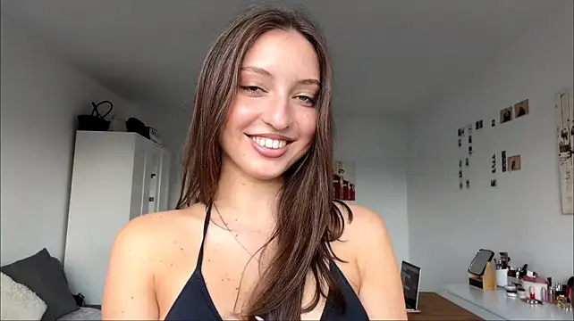 ConchitaRa - tease my nipples under top