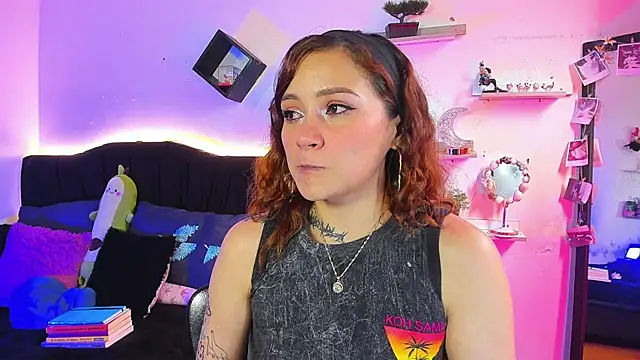 Alisson_zafiro_ - shows her butt very close up
