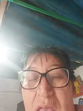 Clarita_01 - Mostrar pies y coño
