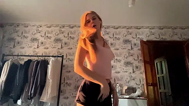 HoneysPiee - rub my boobs
