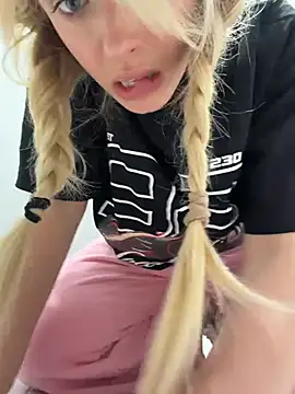PollyLolly - PANTIES OFF + FINGER PUSSY PUBLIC