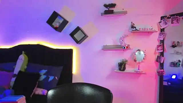 Alisson_zafiro_ - shows her butt very close up