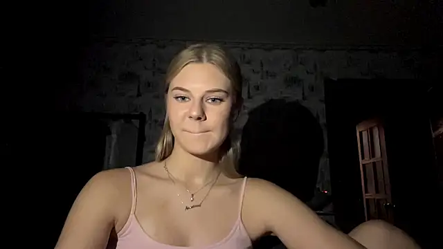 HoneysPiee - rub my boobs