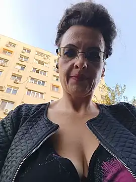 RebeccaNoble - Flash my sexy 🔥 bra outside 😘