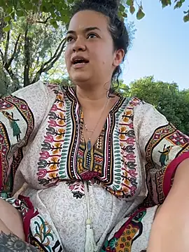 Rafamarianoofc - lift up one's dress in public