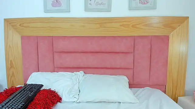 Kassandra-Miller - Spank my ass x 10 turn them red 🍑🔥