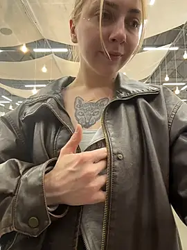 Sunny___Bunny - SQUIRT in mans restroom