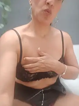 SweetVenuus - masturbating with a bottle