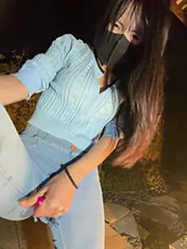 Xiao-Lin - 户外公园park脱内衣漏奶1分钟
