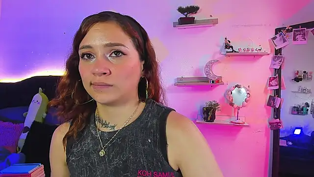 Alisson_zafiro_ - shows her butt very close up