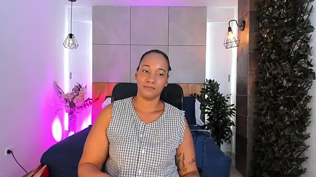 EbonyHorrny - I suck your cock on my knees