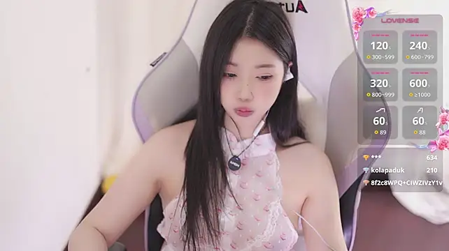 Kitty_baby77 - 完成任务 内裤含嘴里M腿5分钟 最后一个完成任务的控制小粉5分钟