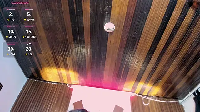 Nina_daft - show ass in front in cam