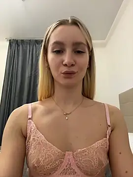 LunaVelvetti - lift up top & shake tits slowly