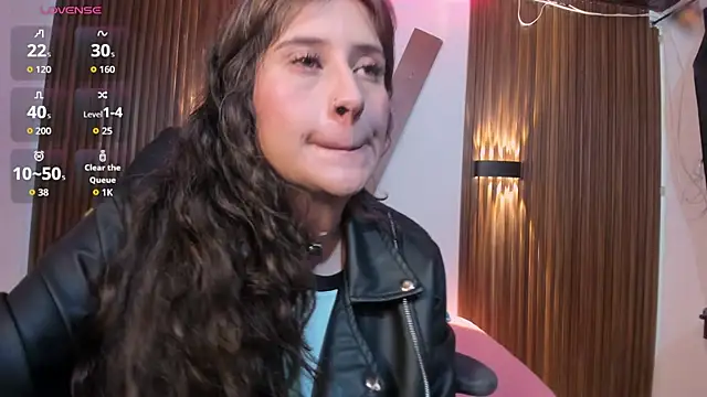 Nina_daft - show ass in front in cam