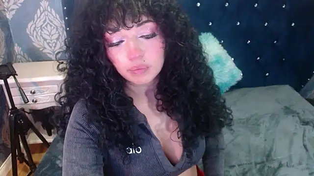Sofiacowperx - Show boobs and use with nipple clamps