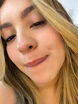 Cloee_Rainbow1 - Put fingers in the pussy until wet🤟🏼💦