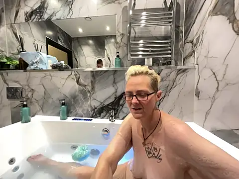 Curvy-Jinx - Finger each other in the jacuzzi