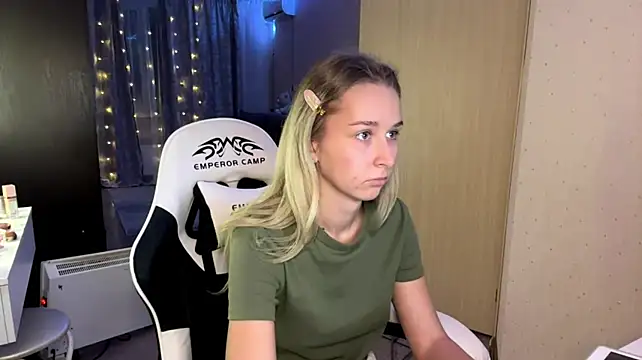 JoyBold - Apply cream to the legs and massage