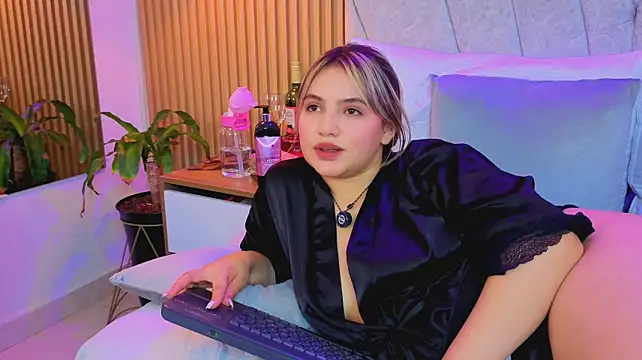 Babyzahara - Your cock between my tits and licking 😈