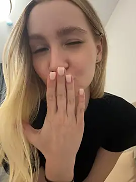 LunaVelvetti - lift up top & tease nipples