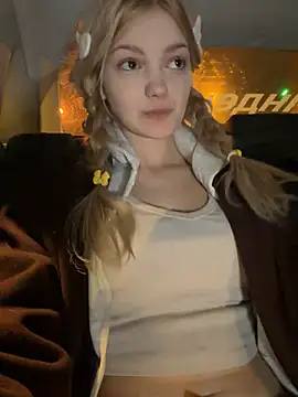 Elsawhere - remove coat n hold boobs in hanbra🙈🍒