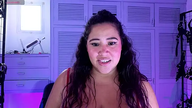 Mafe_flor - show tits +bite nipple