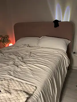 HotLdyllic - Naked tease