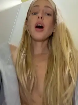 Kira_mia - pull down my pants+rub my clit near door