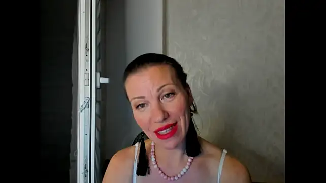 Pure_elena - Show ass and rub it