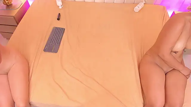 Charlotte_and_ariana - ONE FINGER IN ASS