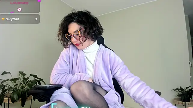 Paulinabarnett- - shirtless +off bra