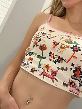 Kira_mia - suck finger after sweet pussy in public