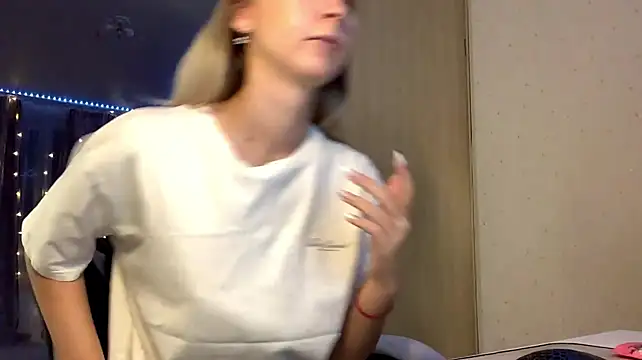 JoyBold - show panties