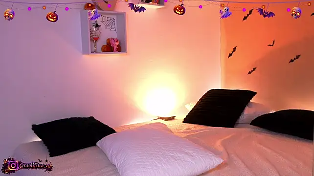 Melifluaa - dance naked in heels <3