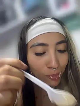 ManuelaVeeleez - Show boobs in the office