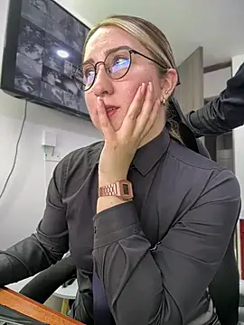 Suzy-111 - 🥵COWORKER SUCK MY TITS🍒