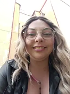 Bela-outdoor - Shows a nipple in public